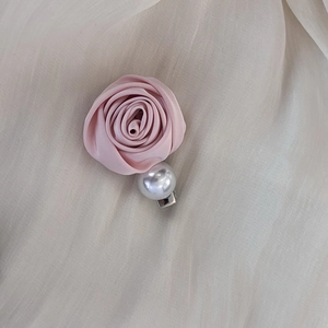 Pinza para el pelo de rosa de tela rosa con gran perla blanca para peinados elegantes