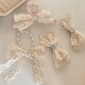 Set accessori per capelli in pizzo crema con fiocchi a farfalla, perle e dettagli a cuore
