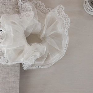 Elegante elastico scrunchie in pizzo bianco con volant in organza e stile minimal