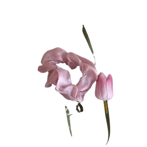 Chouchou élégant en soie rose tulipe avec éclat nacré sur fond blanc immaculé