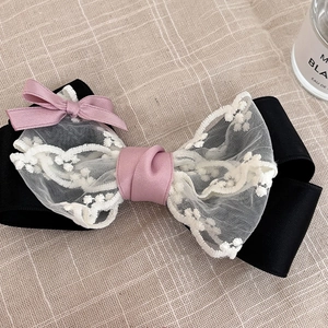 Pince à cheveux style ballet élégante avec base satin noir et détails ruban rose