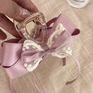 Pince à cheveux avec nœud en ruban rose et beige et bordure en dentelle élégante