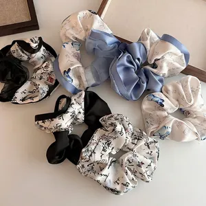 Chouchous élégants en satin avec imprimé papillon et motifs de calligraphie chinoise