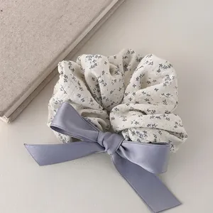 Chouchou floral bleu élégant avec grand nœud en satin pour coiffures chic