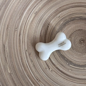 Graziosa clip per capelli color caffè a forma di osso su vassoio tondo in legno