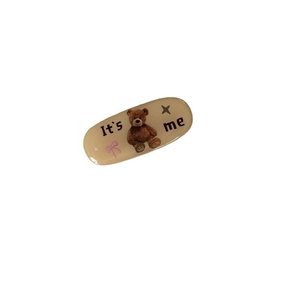 Simpatica clip per capelli ovale con design a orsetto bruno su sfondo beige
