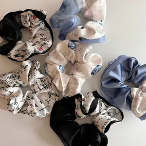 Chouchous élégants en satin de style chinois avec motifs papillons et calligraphie
