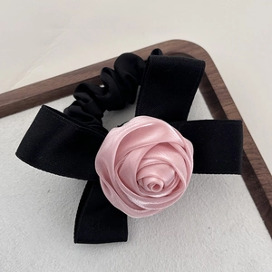 Chouchou fleur rose en satin avec ruban élastique noir pour coiffures élégantes