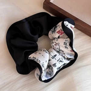 Chouchou style chinois moderne avec calligraphie en satin noir et blanc de haute qualité