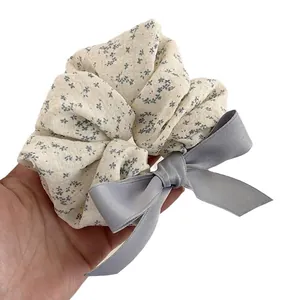Chouchou floral avec nœud en satin bleu pour des coiffures élégantes pour femmes
