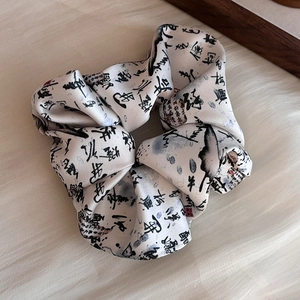 Gros plan détaillé du chouchou en satin crème avec calligraphie chinoise traditionnelle