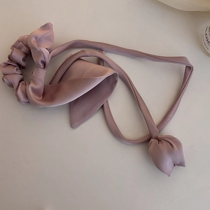 Elegante elastico per capelli in raso rosa antico con nastri e charm tulipano