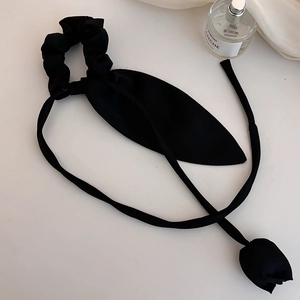 Elegante elastico per capelli nero con nastri lunghi e ciondolo a tulipano fatto a mano