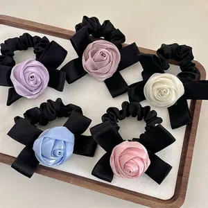 Chouchous fleurs de rose élégants avec rubans noirs et pétales en satin de cinq couleurs