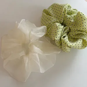 Lot de chouchous style français en soie beige et motifs à pois verts doux