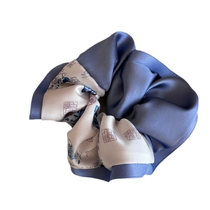 Chouchou élégant en satin de style chinois avec patchwork bleu-gris et motif à l'encre