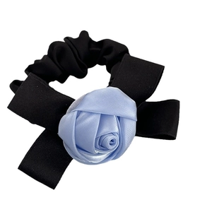 Chouchou élégant avec rose en satin bleu et nœud en ruban noir pour les cheveux