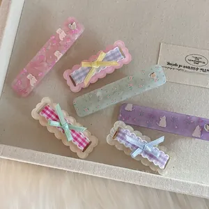 Detailansicht von sechs Blumenband-Haarnadeln und Acryl-Clips im sanften Ästhetik-Stil