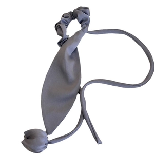 Elegante elastico per capelli in tessuto grigio con lunghi nastri decorativi