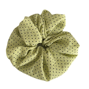 Chouchou vert clair à pois noirs de style français pour des coiffures élégantes