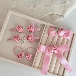 Detalle de pinzas para el cabello de rosas de satén rosa con diamantes en terciopelo