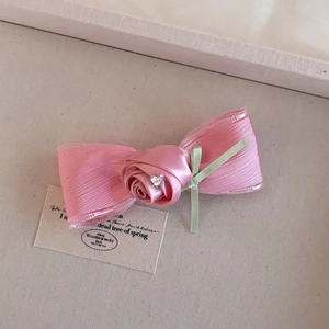 Pinza para el pelo hecha a mano con lazo rosa y rosa de satén para niñas y mujeres