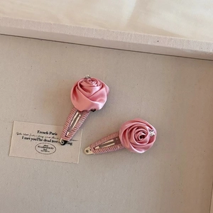 Pinzas para el pelo con rosa rosa hechas a mano con purpurina y detalles de cristal