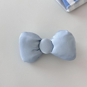 Eleganter hellblauer Satin Schleife Haarclip mit Seidenglanz auf grauem Hintergrund