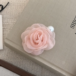 Eleganter Haarklammer mit rosa Stoffkamelie, Netzblütenblättern und weißer Perle