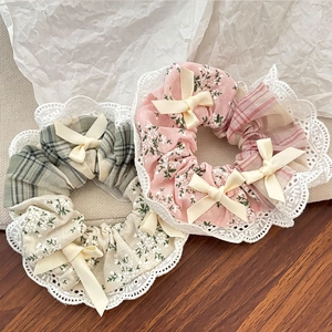 Trois chouchous en dentelle florale avec nœuds rose, beige et vert de style champêtre