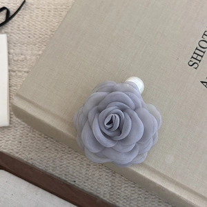 Detailansicht der handgefertigten grauen Tüll-Kamelie Haarklammer mit eleganter Perle