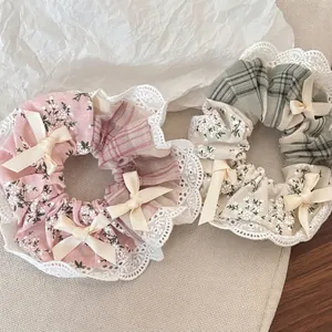 Chouchou Style Forêt Vintage à Fleurs de Fraisier Avec Bordure en Dentelle et Nœud en Satin Accessoire Cheveux Femme