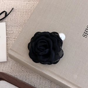 Makro-Detail der 3D-Schwarznest-Kamelienblüte Haarklammer mit eleganter weißer Perle