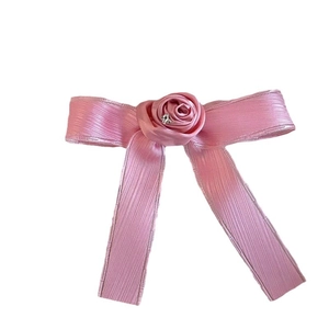 Pasador para el pelo con lazo rosa, rosa de satén y detalle de cristal brillante