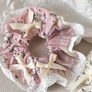 Chouchou en dentelle fraise avec nœuds en rose et blanc élégant pour coiffure femme
