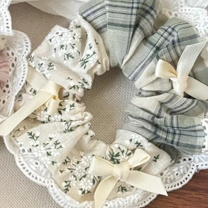 Chouchou fleuri avec bordure en dentelle blanche et petits nœuds en satin jaune