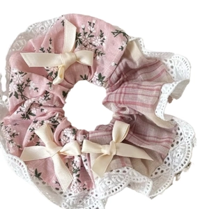 Chouchou fleuri rose avec dentelle, nœuds crème et motif à carreaux pour femme
