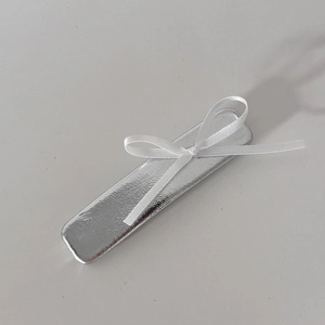 Barrette élégante en métal argenté avec un nœud en satin blanc pour accessoires cheveux