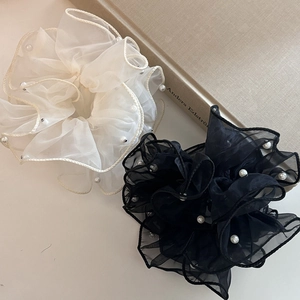 Lot de chouchous élégants en organza avec bordure perlée en crème et noir