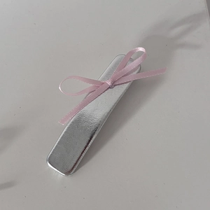 Barrette argentée texturée avec un nœud papillon en ruban de soie rose pour femmes