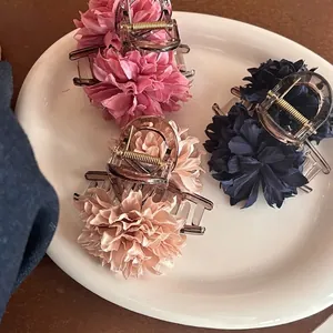 Französischer Stil Satin Blume Haarkralle Acryl Jaw Clip Elegante Hinterkopf Süße Blume Haarspange Zubehör Für Damen