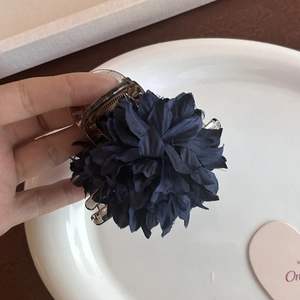 Französischer marineblauer Stoff Blumen Haarklammer für elegante Damen Frisuren