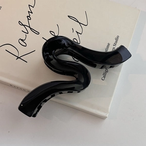 Minimalist black wave geometric hair claw clip with glossy finish for women's hairstyling