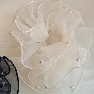 Chouchou élégant en organza beige avec perles et perles pour accessoires de cheveux de style
