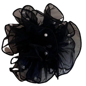 Chouchou élégant en organza noir avec perles blanches pour un accessoire de cheveux chic