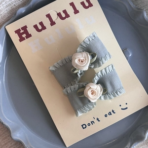 Paire de barrettes à fleurs en tissu bleu gris avec roses blanches sur carte cadeau