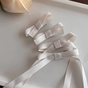 Lot de quatre barrettes à cheveux en ruban gros-grain blanc cassé au style doux