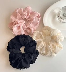 Lot de trois chouchous en dentelle rose, beige et noir avec motif à pois délicats