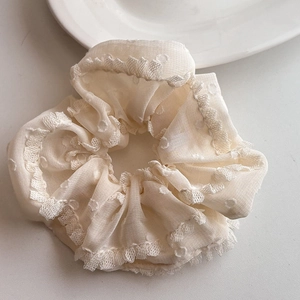 Chouchou en dentelle beige crème avec broderie à pois au style esthétique ballet