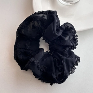 Chouchou élégant en dentelle noire avec jacquard à pois et bordure à volants